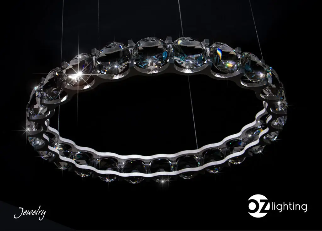 High-End Kristall-Ringleuchte "Diamond Chandelier" von OZ Lighting für exklusive Schmuckgeschäfte und Luxus-Boutiquen. Die diamantförmig geschliffenen Glaselemente brechen das Licht absolut brillant und sorgen für funkelnde, hocheffiziente Akzente auf High-End Verkaufsflächen.