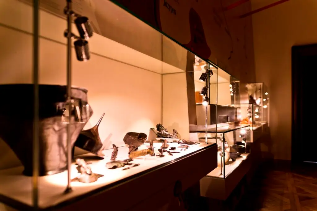 Spezialisierte Museums- und Vitrinenbeleuchtung von OZ Lighting im MAMUZ Schloss Asparn an der Zaya. In die Glasvitrinen integrierte, filigrane LED-Mini-Spotlights auf vertikalen Track-Systemen illuminieren archäologische Fundstücke, historische Keramiken und Exponate vollkommen blendfrei. Die präzise Akzentbeleuchtung erzeugt eine dramatische Tiefenwirkung ohne schädliche UV- oder Wärmeemissionen.